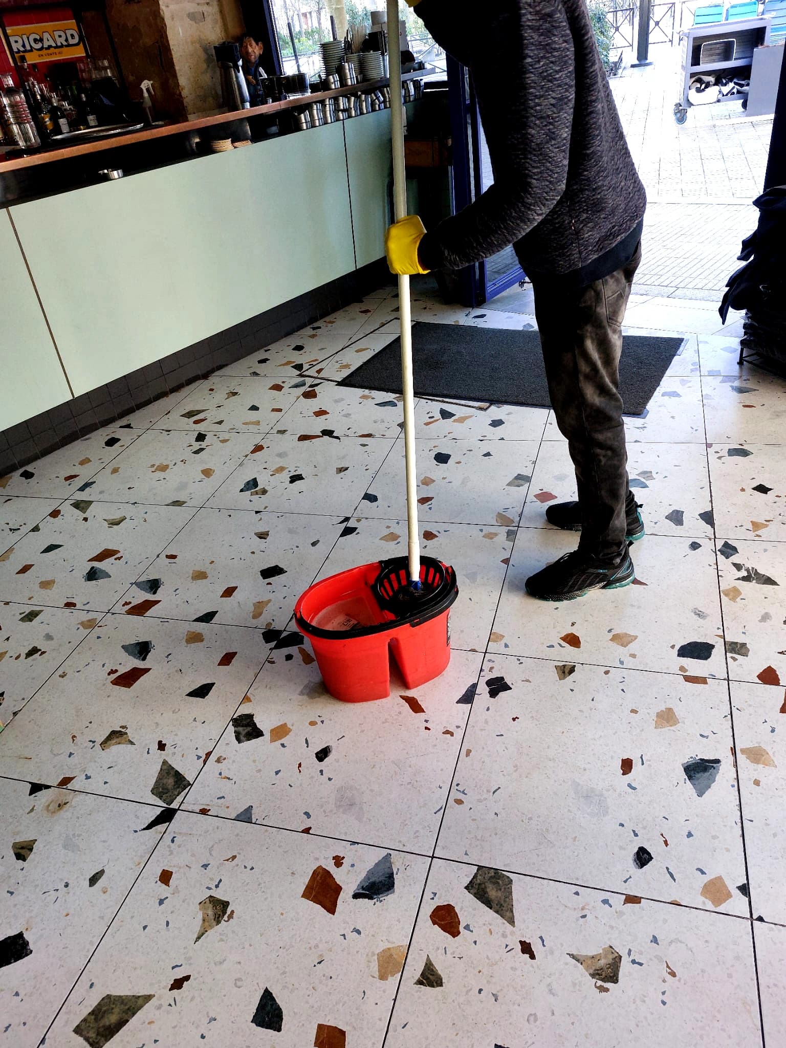 Équipe nettoyant les parties communes d'un immeuble : hall, escaliers et paliers