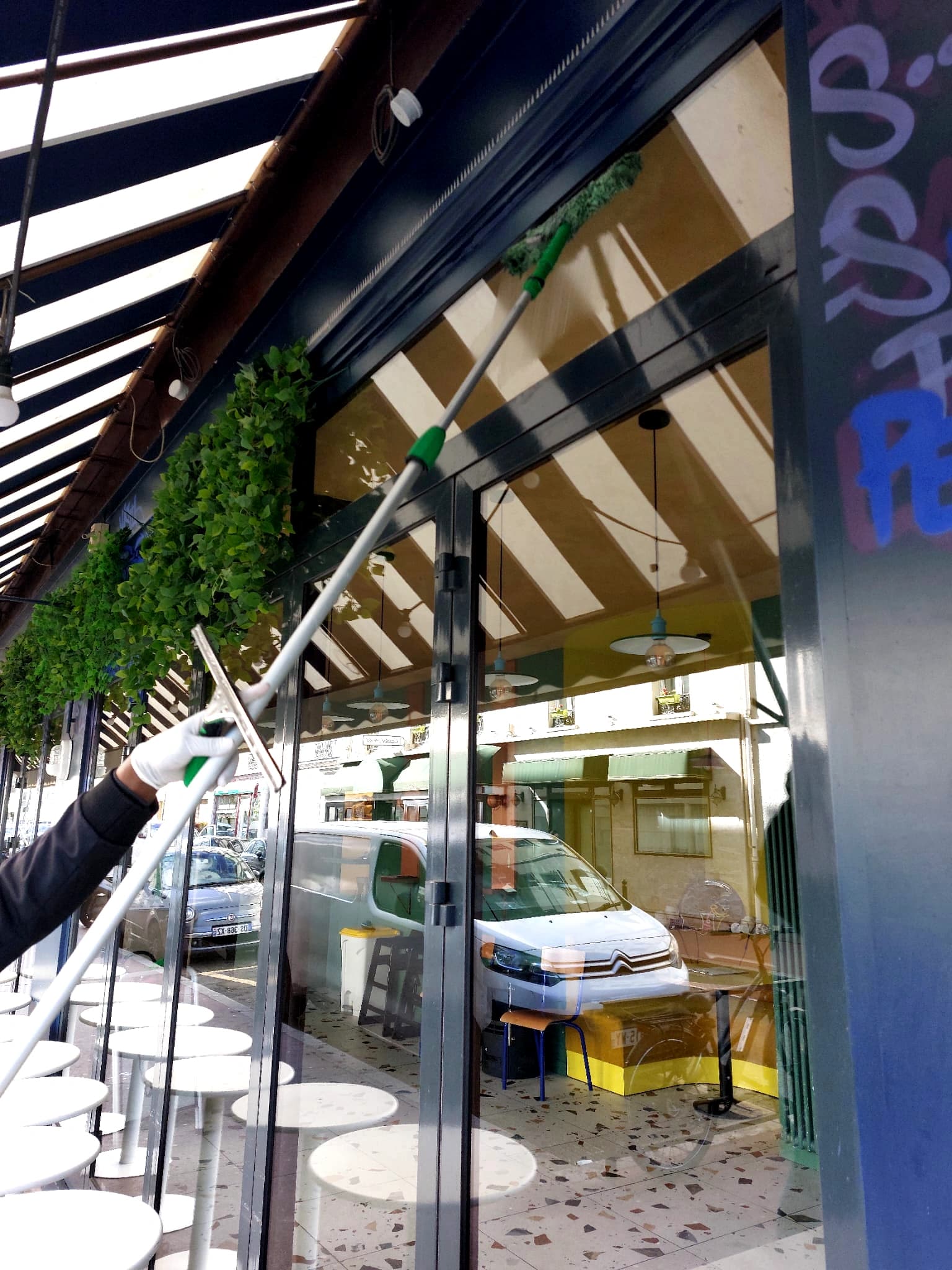 Nettoyeur de vitres professionnel en hauteur avec équipement sécurisé en Île-de-France